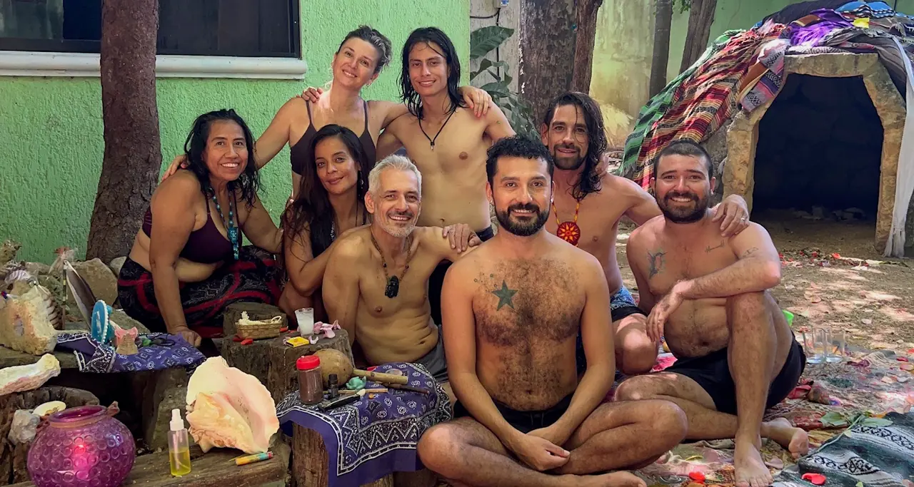 El círculo completo posando junto al temazcal después de la ceremonia