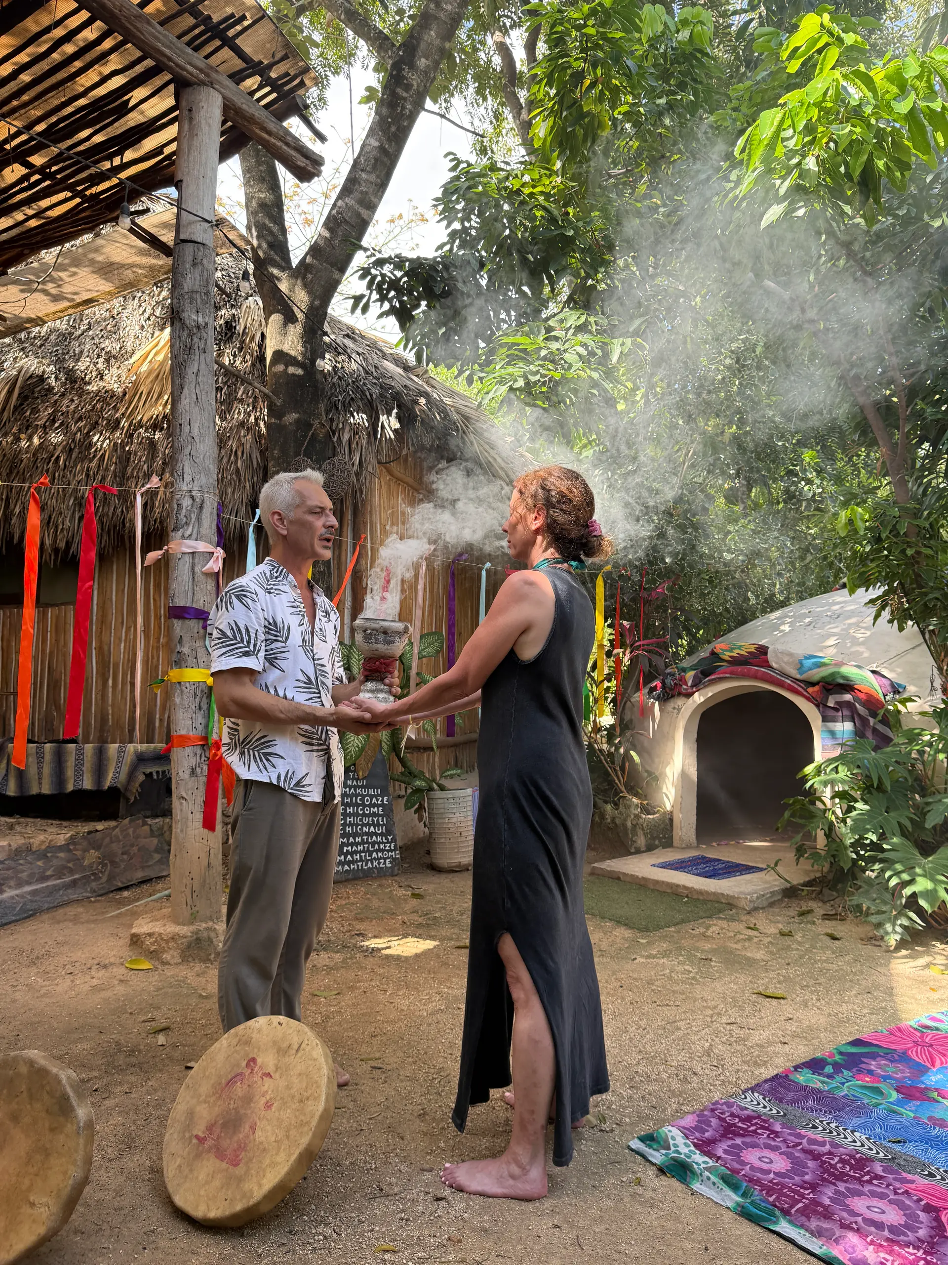 La limpia con humo de copal antes de entrar, frente al temazcal