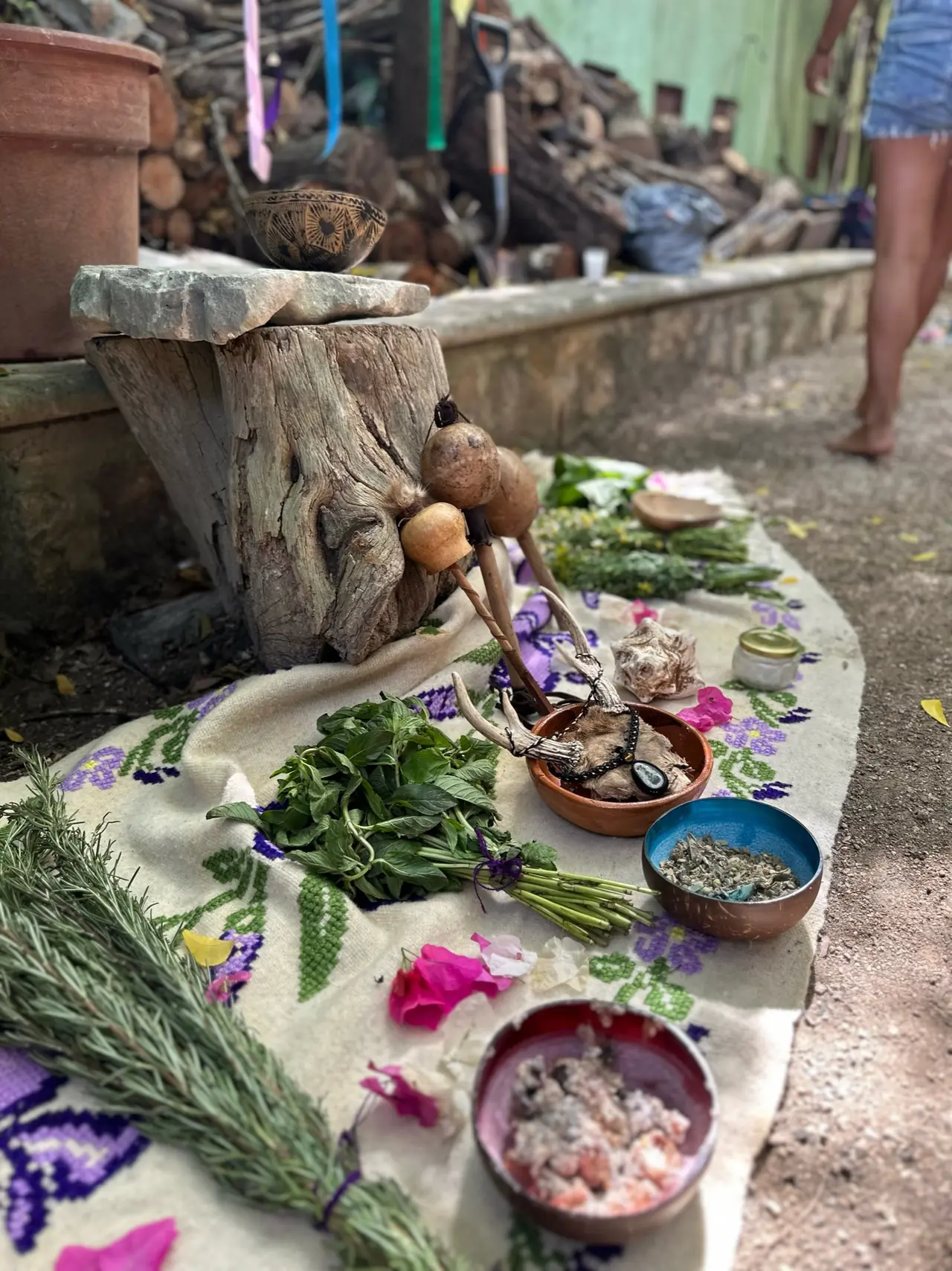 Mesa con hierbas frescas, cuencos y ofrendas preparadas para la ceremonia