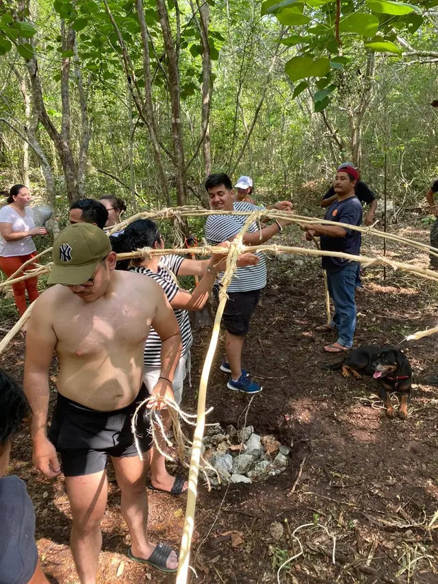 Armazón de varas curvadas amarrado en el terreno