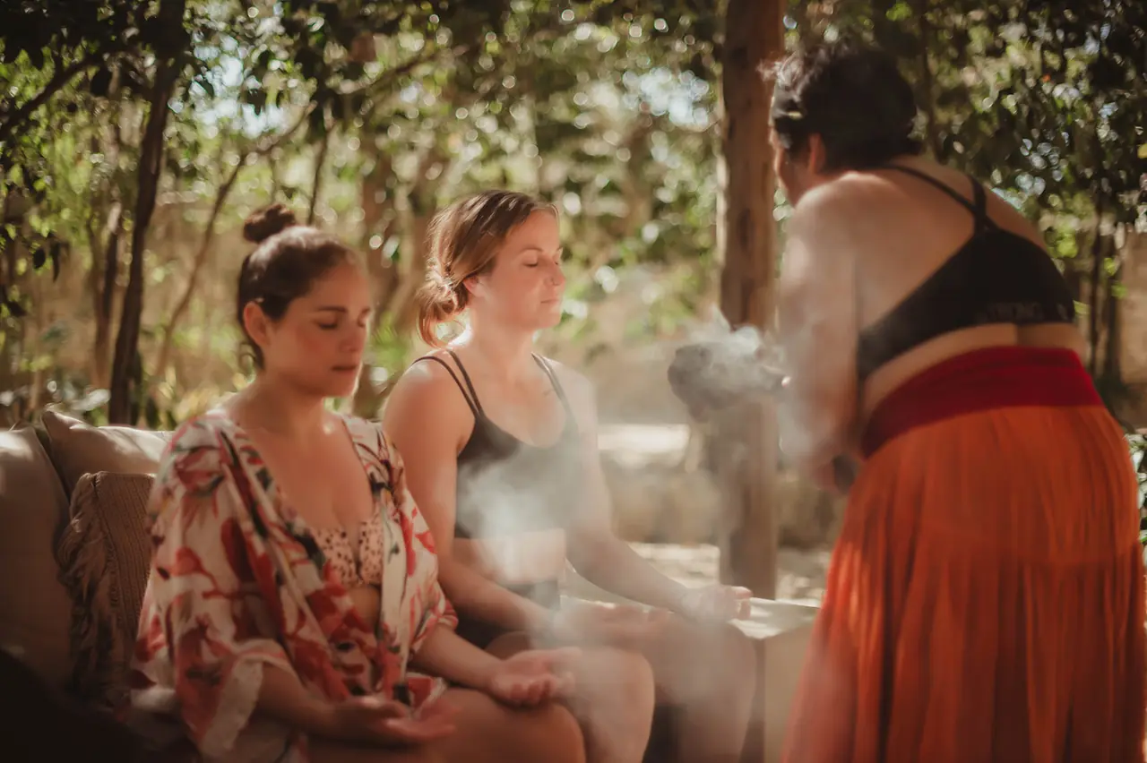 Dos mujeres entre el vapor durante la ceremonia